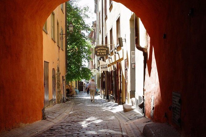 Stockholm- in- a- Nutshell - Gamla Stan on foot: Cathedral, Royal Palace, and Nobel connections