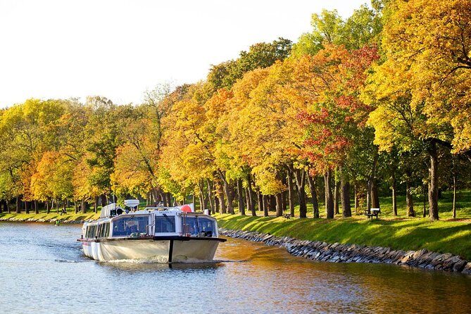 Stockholm: Royal Djurgården Boat Tour - Audio guide vs live commentary: how to get the most from the narration
