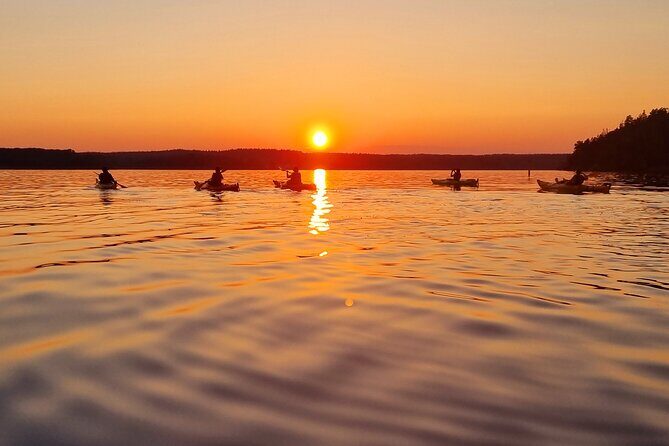 Sunset kayak tour with fika on Stockholms lakeside - Sunset on Lake Mälaren with fika by the fire